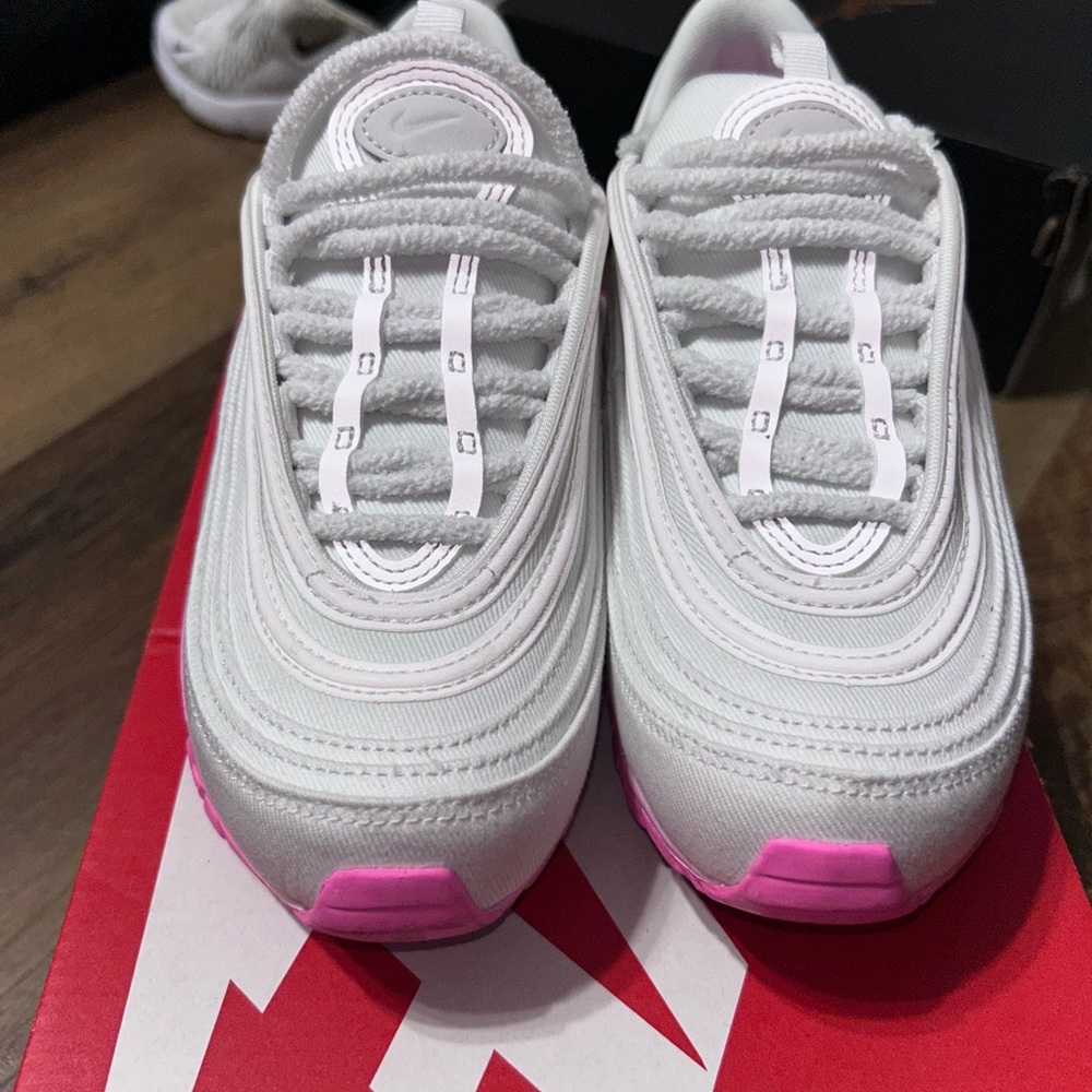 Nike - Picture 2 of 5